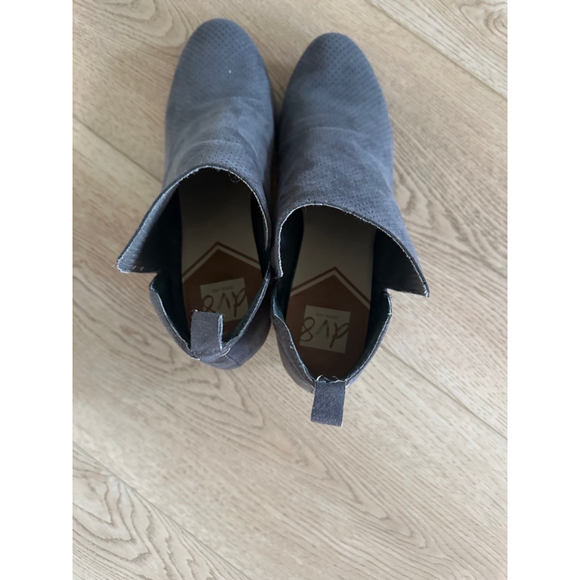 Women's DV8 Booties Size 10 Gray Faux Suede Wedge - Picture 4 of 4